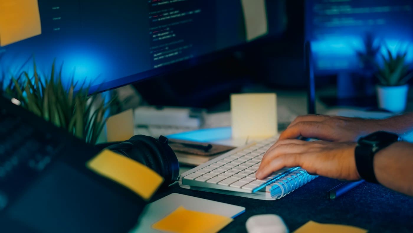 Arbeitsplatz mit Laptop und Monitoren – Endpoint-Management und Patching mit Microsoft Intune und SCCM