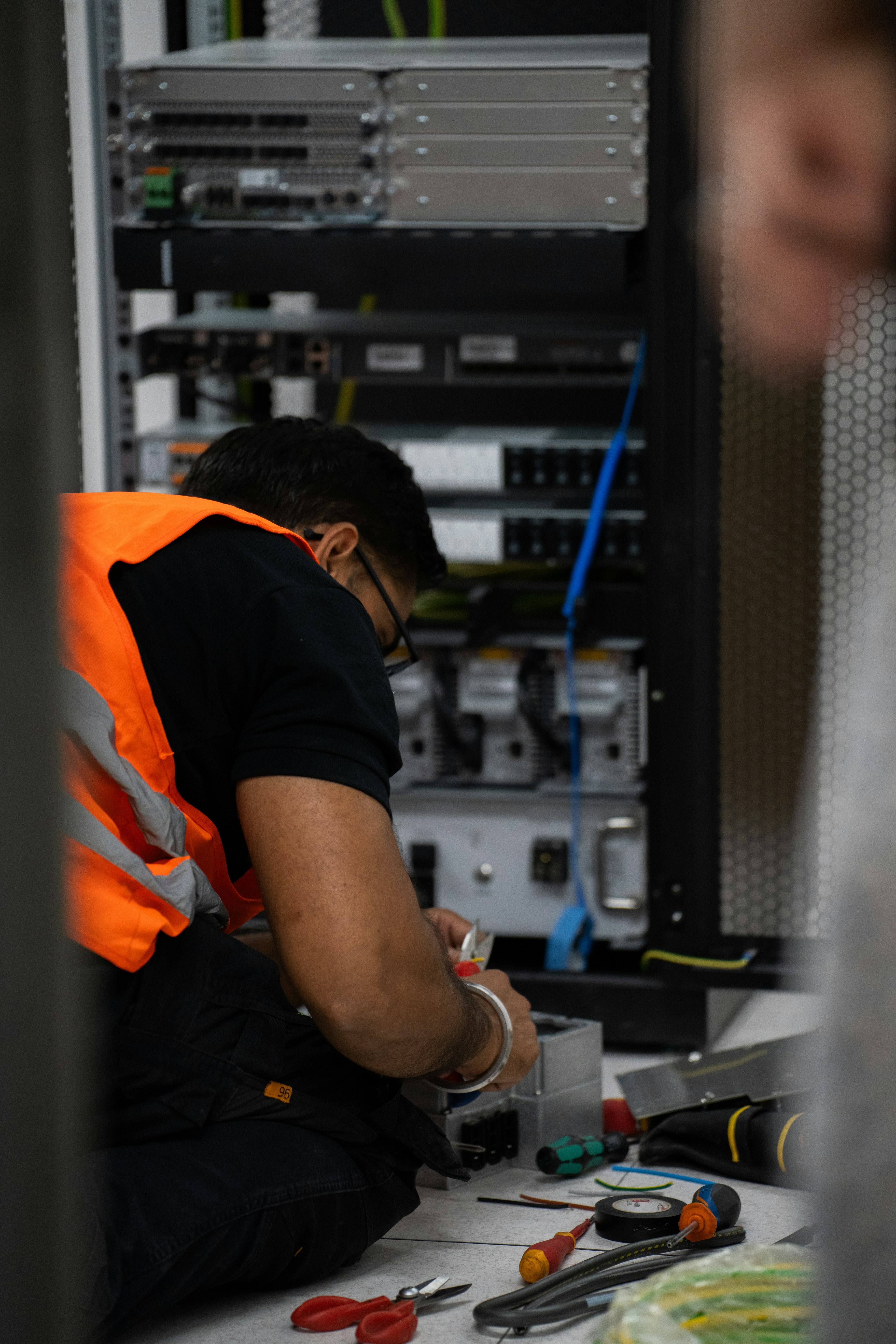 IT-Systemtechniker bei der Wartung von Server- und Netzwerkhardware im Rechenzentrum – IT-Support, Systemadministration und IT-Infrastruktur